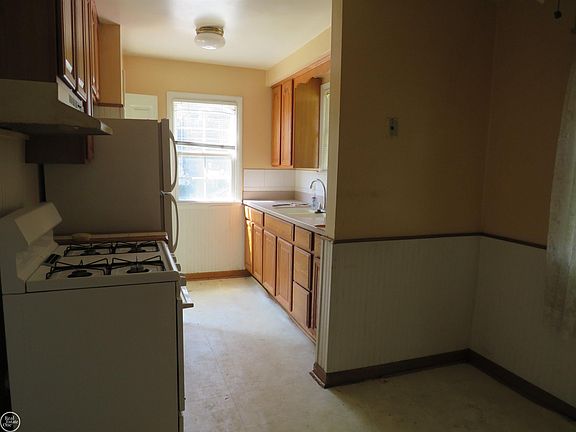 4th image of 22404 Rausch Ave