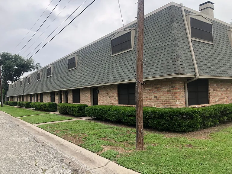 1702 N Moody St — Photo 8