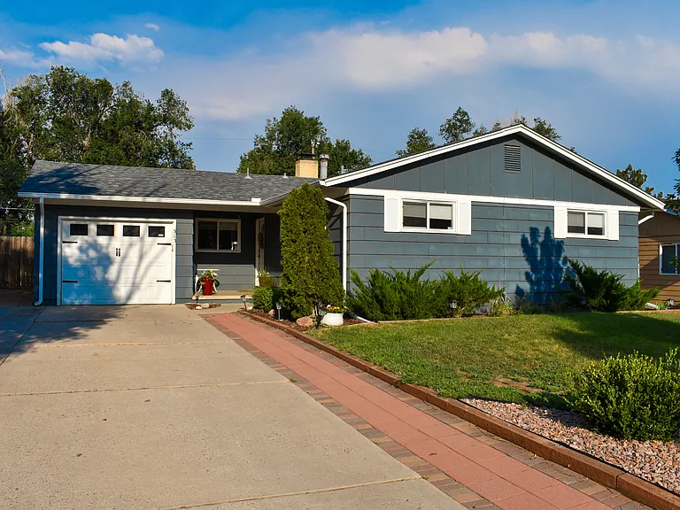 513 Rose Dr — Photo 2