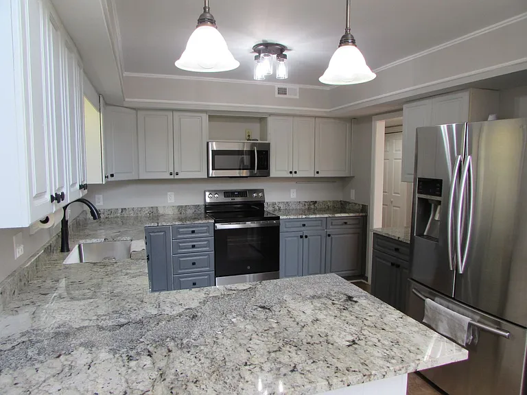 106 Yorkshire Dr — Photo 2