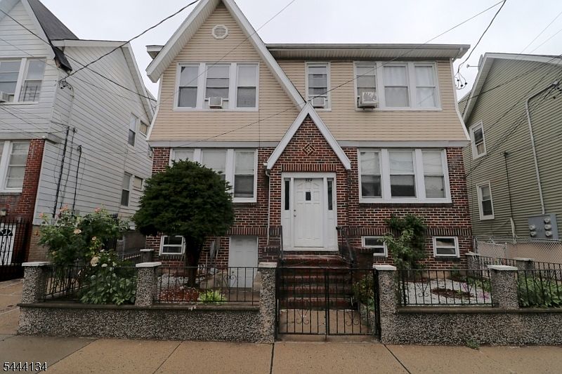 1st image of 270 N 12Th St