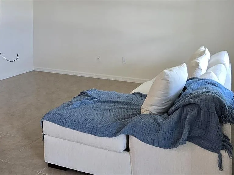 1136 Belfast Pl — Photo 10