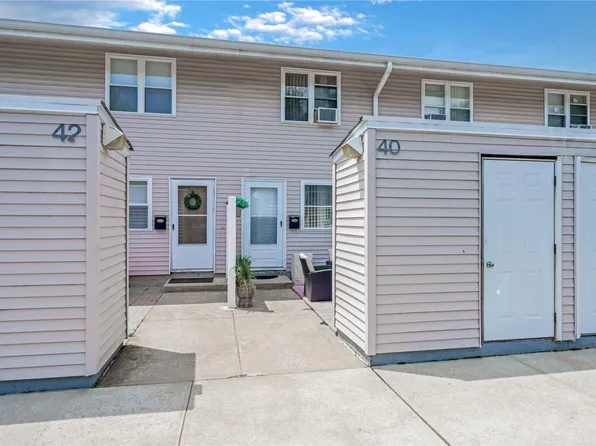 40 Townhouse Road N #40, Huntington Station, NY 11746