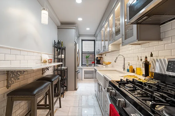 Sold by RE MAX Team | media 29