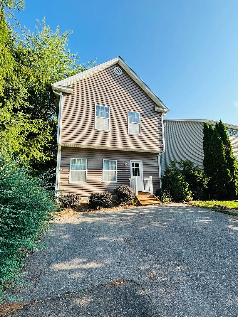 3 Bedroom, 2.5 Bath Townhouse — Photo 1