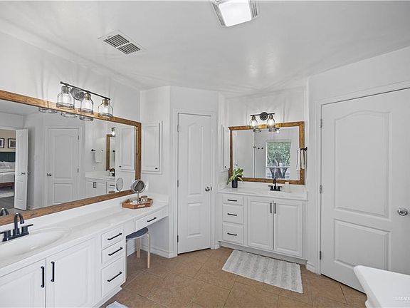 4th image of 4500 Santa Olivia St