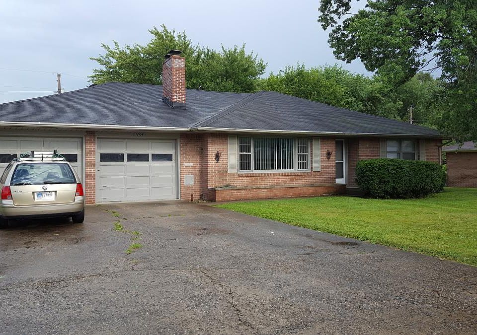 2 car garage, fenced in backyard