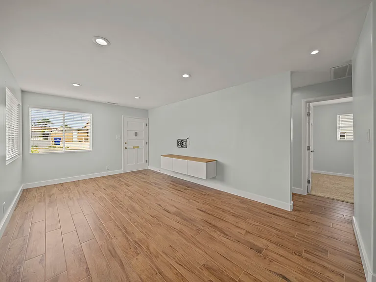 6364 Osler St — Photo 10