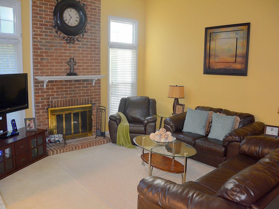2-Story Open Family Room w/ Fireplace