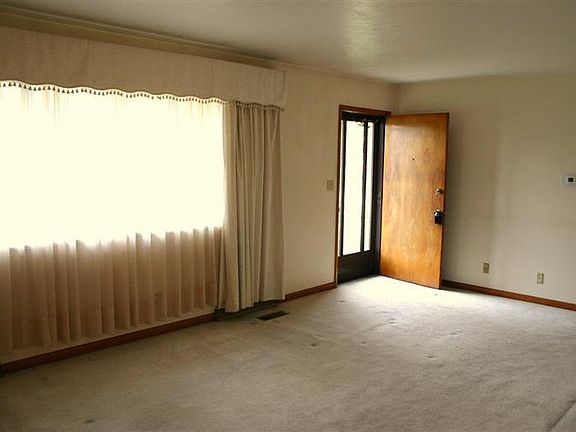 3rd image of 5024 Rainier Dr