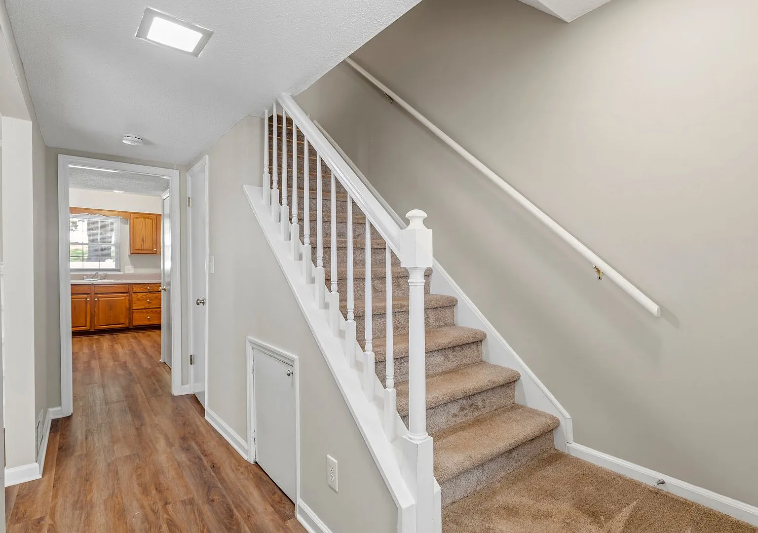 NW Townhome, Wood Like Flooring, FP, Fenced Patio, Community Pool! — Photo 2