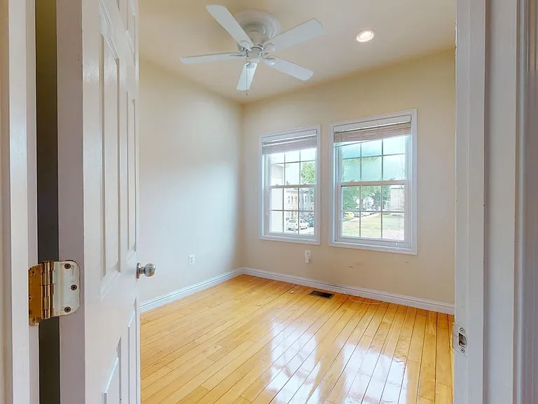 615 16th St NE — Photo 29