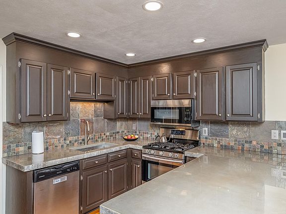 3rd image of 141 Kingswood Cir
