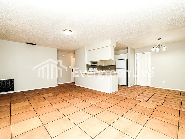 613 Charter Ct — Photo 2