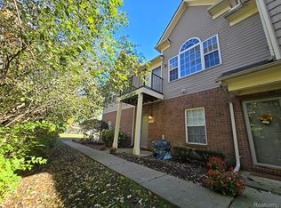 27248 Hidden Oaks Dr, Brownstown, MI 48183