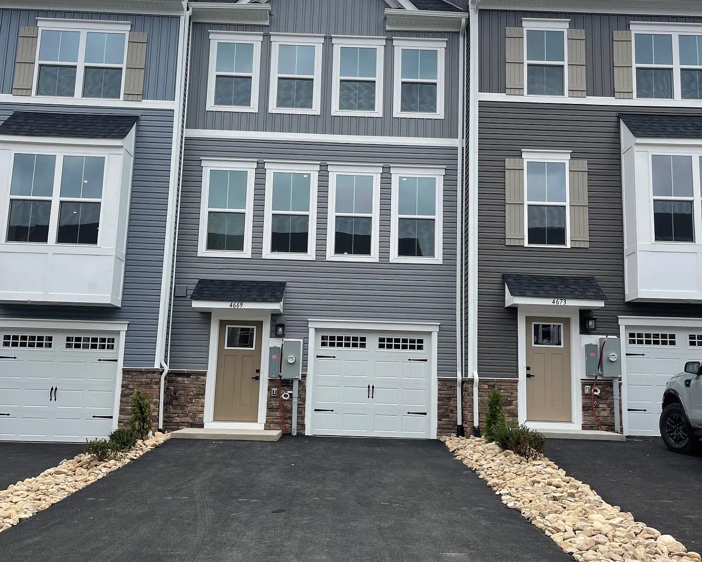 3 bed, 2.5 bath, 1940 sqft, $2,100 — Photo 1