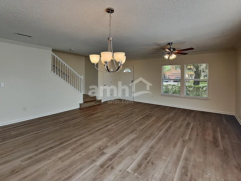 385 Bostwick Cir — Photo 6