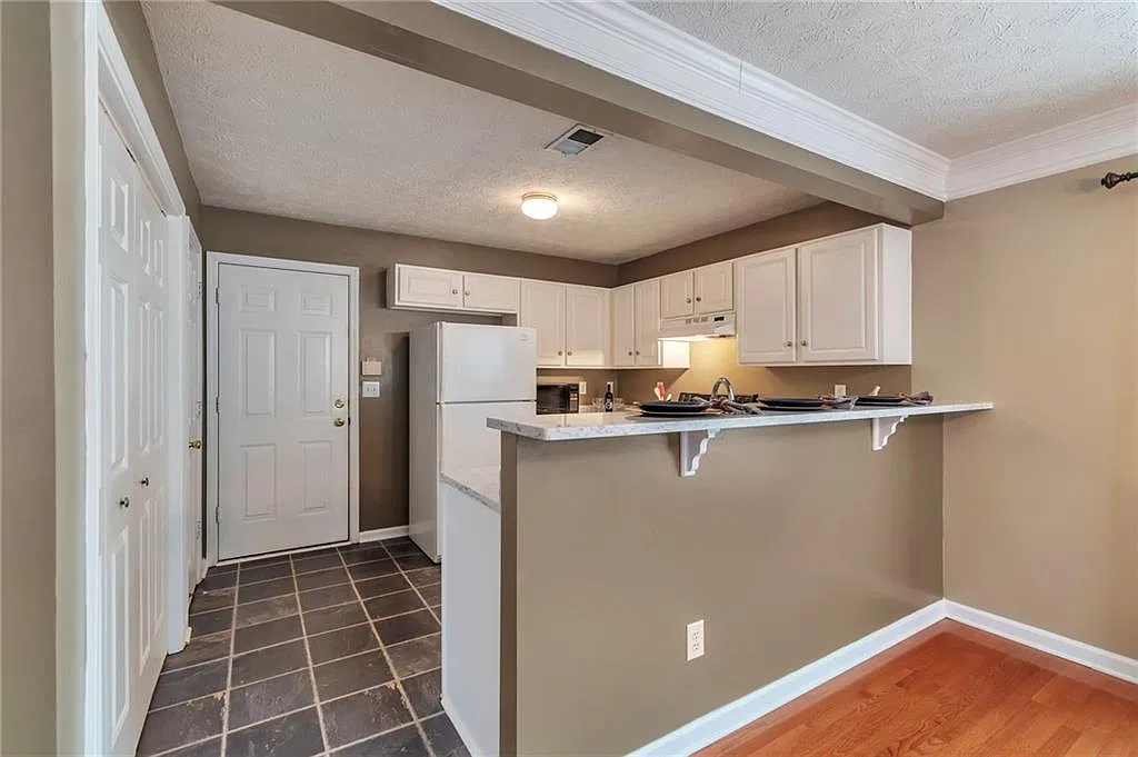 3 bed, 2.5 bath, 1294 sqft, $2,400 — Photo 2