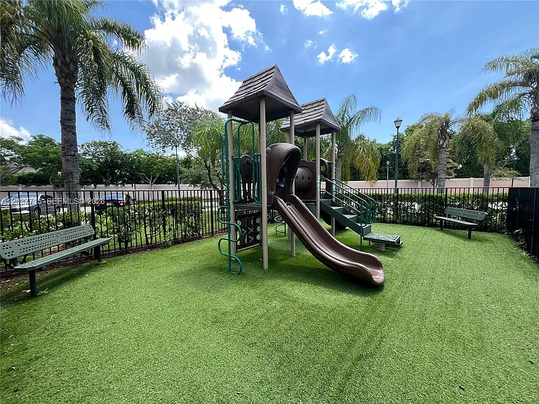 280 Las Brisas Cir #280 — Photo 31