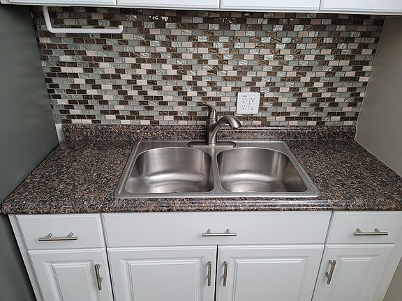 4th image of 530 22nd Ave NE #102
