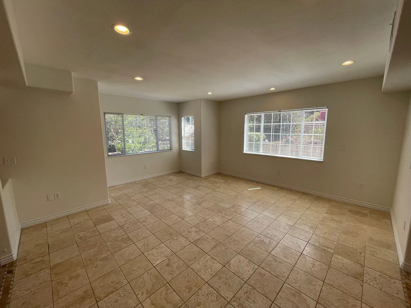 Beautiful Spacious 5 Bedroom, 4 Bathroom House Centrally Located — Photo 3
