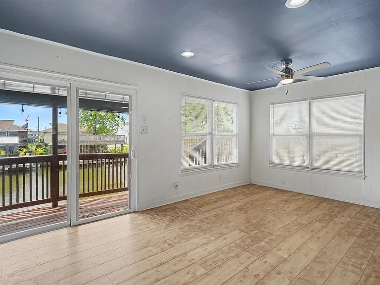 370 Ling St — Photo 5