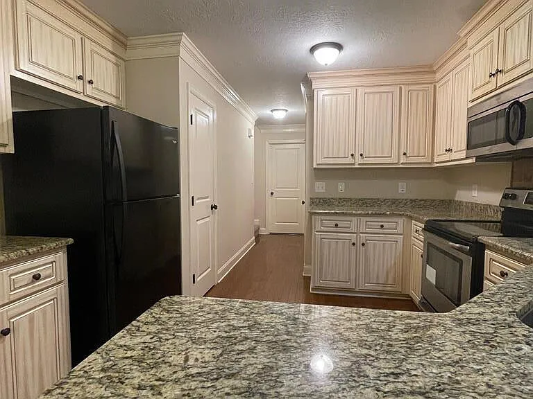 1028 Barrett Dr — Photo 9
