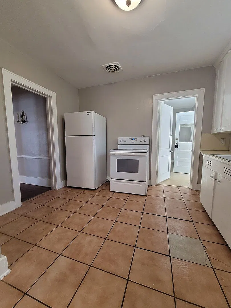 Spacious Blackstone Three Bedroom Available Now! — Photo 4