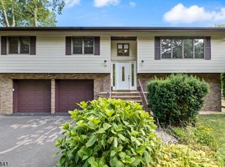 17 Pulaski Dr, Oak Ridge, NJ 07438