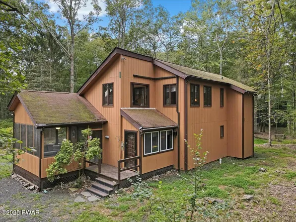 800 Osprey Ct, Lords Valley, PA 18428