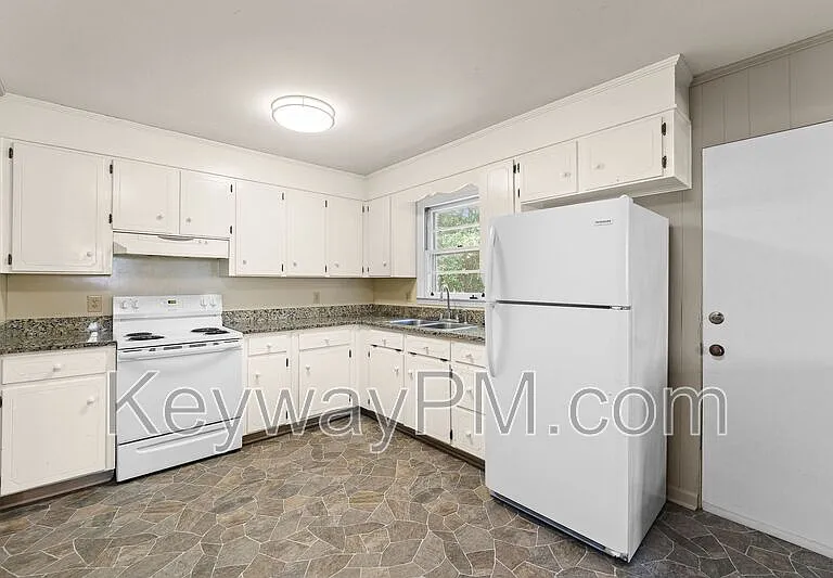3301 Westmont Dr — Photo 10
