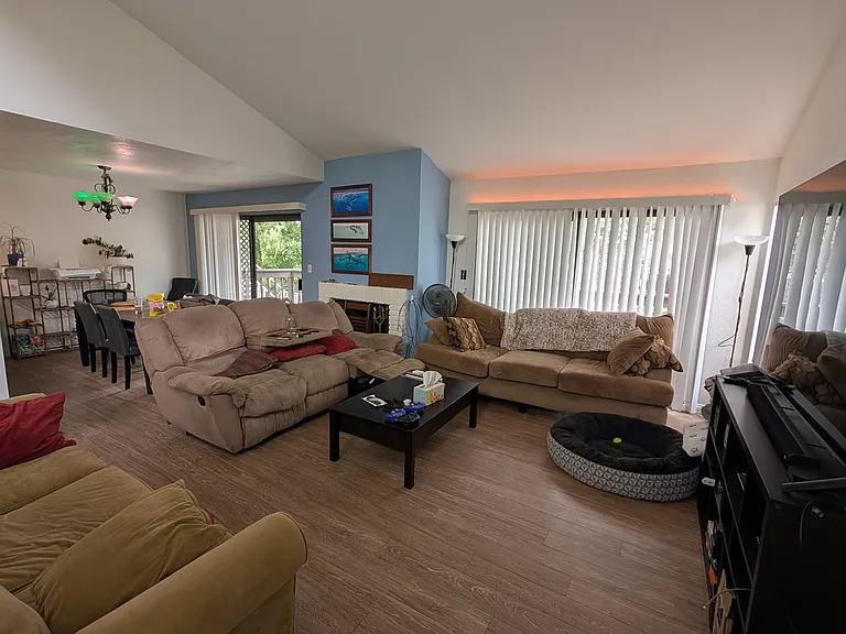 2726 Frankfort St — Photo 4