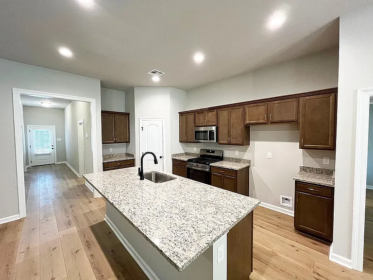 121 Dutchman Dr — Photo 3