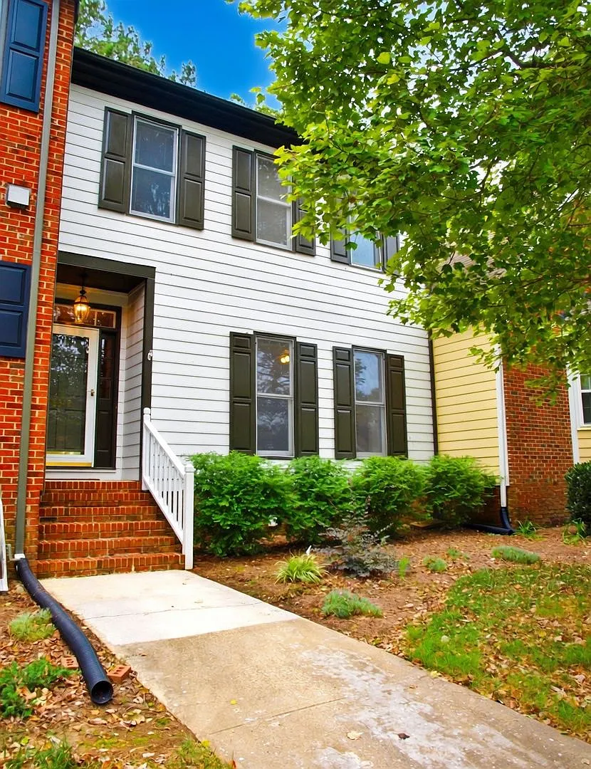 3 bedroom 2 1/2 bath Townhouse available now — Photo 1