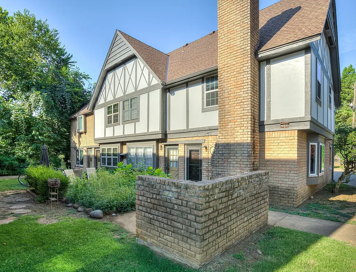 Cozy and private. Unit #2 now available. - 2540 S Florence Ave