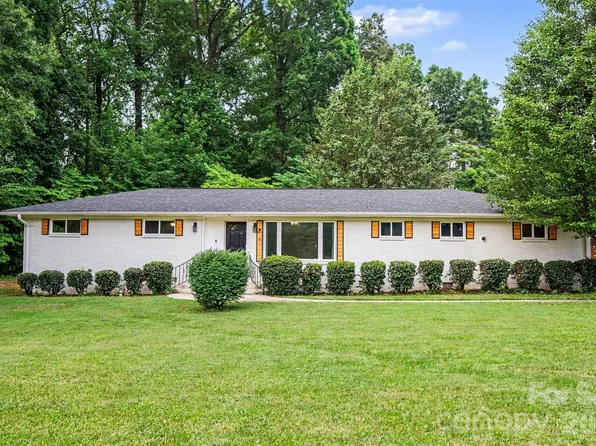 7048 Delta Lake Dr, Charlotte, NC 28215