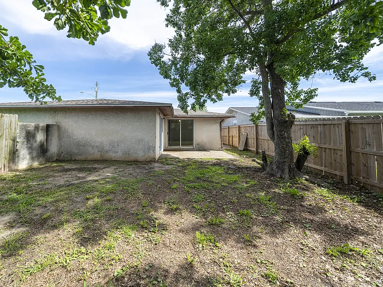 1125 Bradley Cir — Photo 13