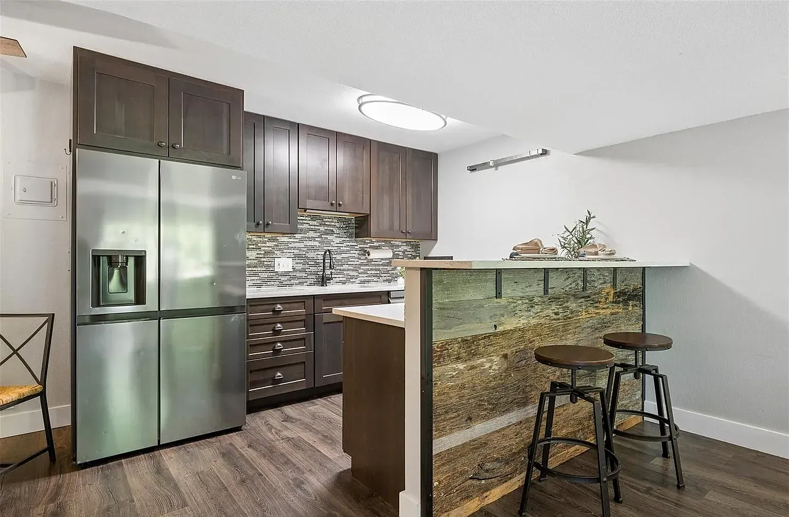 2 bed, 901 sqft, $2,100 — Photo 1