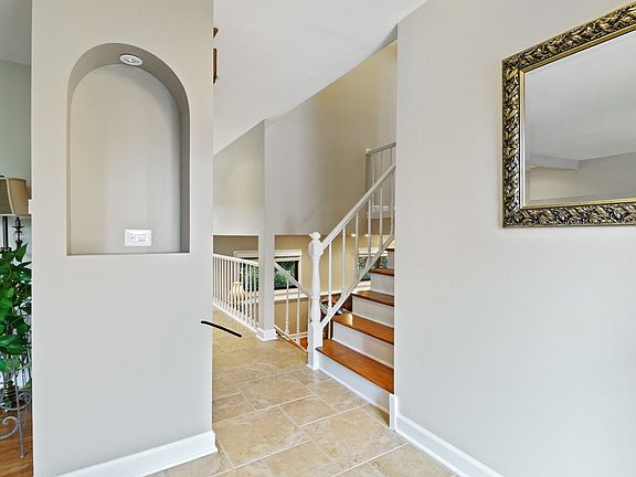 4th image of 684 Crystal Ct N