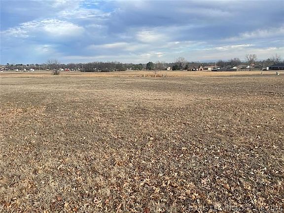 4th image of Wilshire Rd