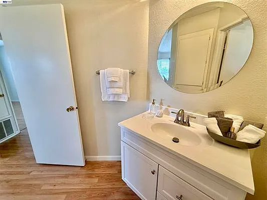 3835 Yorkshire St — Photo 24