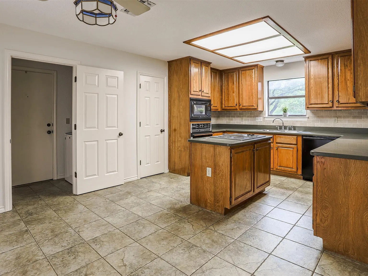 3 bed, 2.5 bath, 2071 sqft, $3,500 — Photo 3