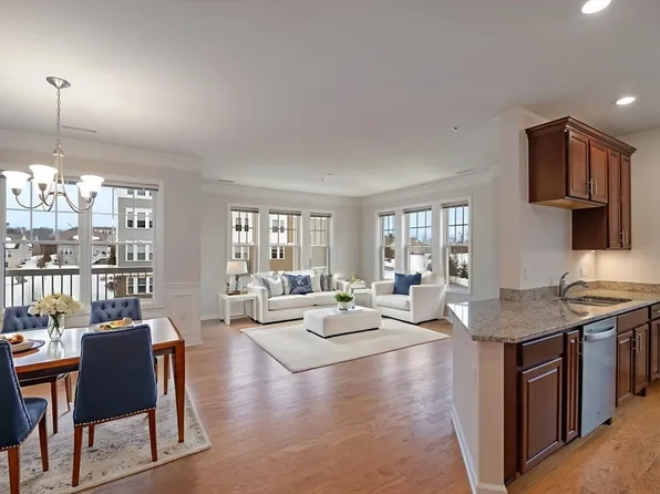 2 Francis Dr #301, Andover, MA 01810