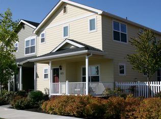 825 N Haskell St, Central Point, OR 97502