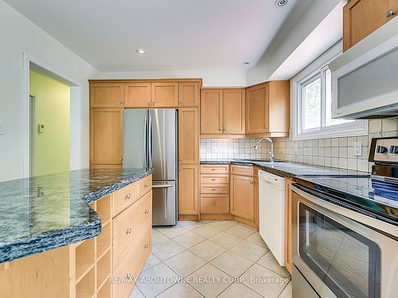 4th image of 2380 Wyandotte Dr
