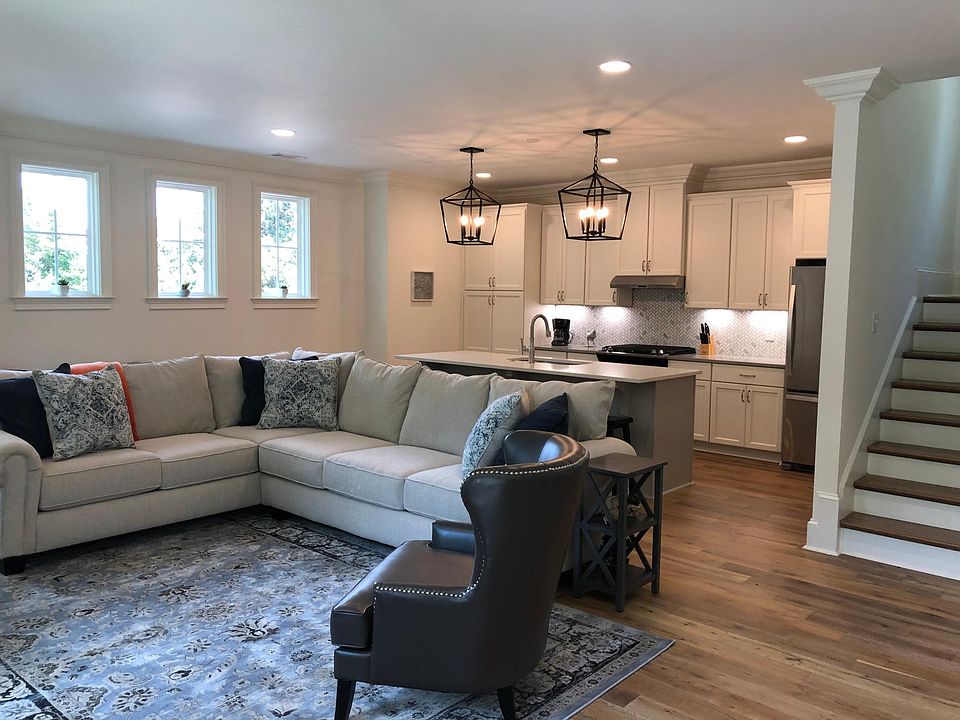 2nd image of 323 Moore Cir