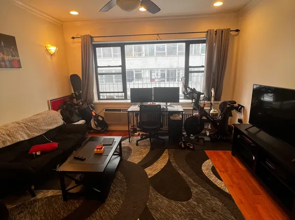 209 East 59th Street image 9 of 14