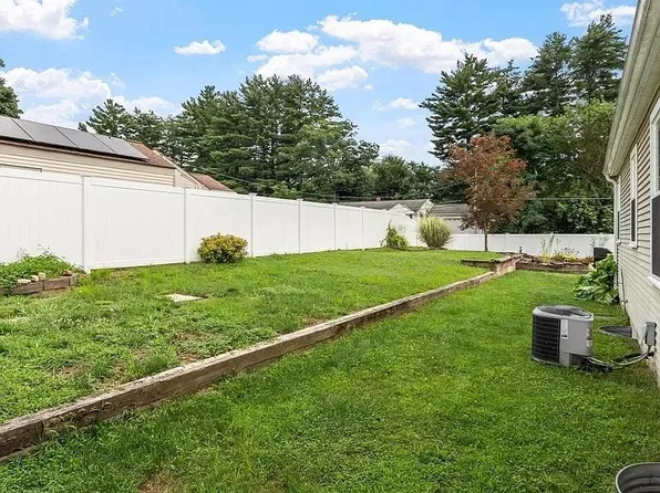 15 Pinebrook Dr, Springfield, MA 01129