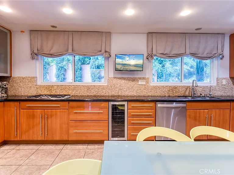 7796 Skyhill Dr — Photo 12