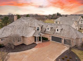 911 N Evergreen Cir, Hartland, WI